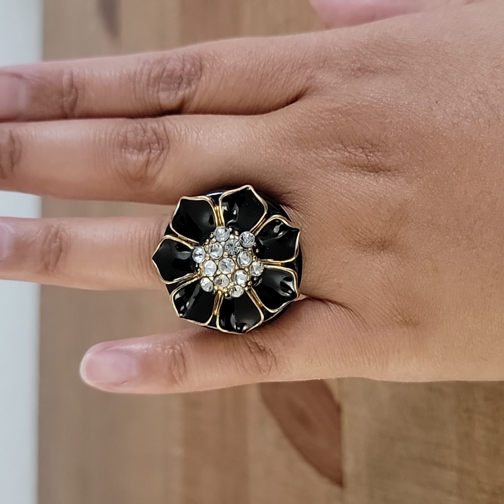Black and Gold Flower Ring - Picture 6 of 7
